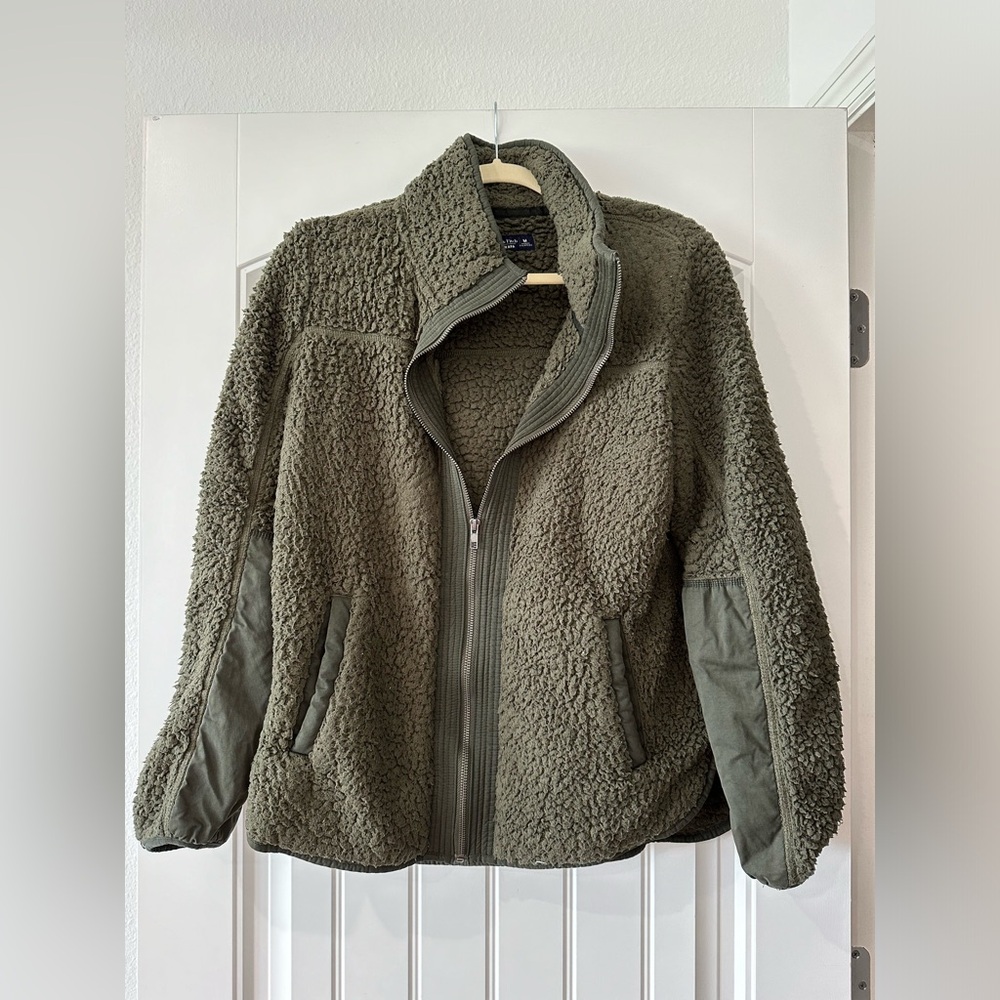 WELL LOVED OLIVE ABERCROMBIE & FITCH SHERPA MEDIUM